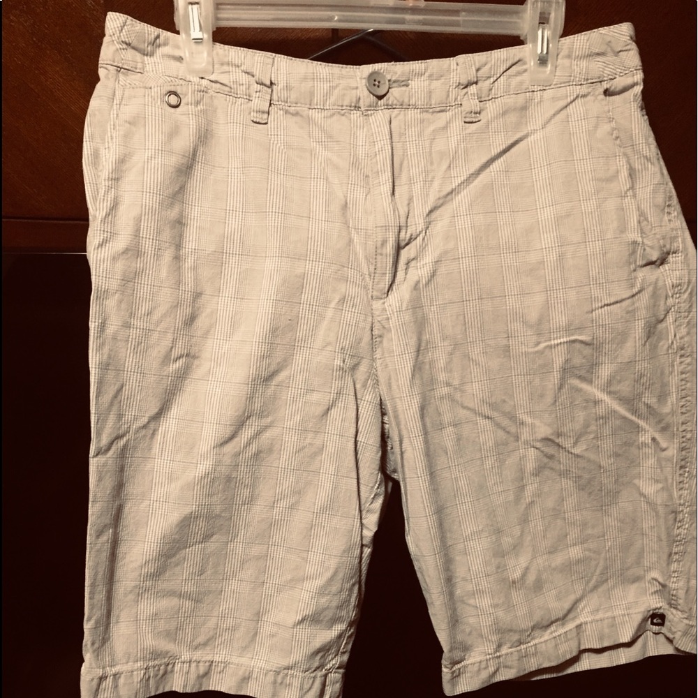 Quicksilver shorts. Plaid cream grey size 32